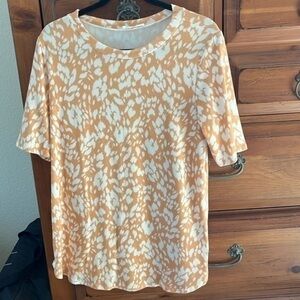 Bombom Women’s Tan And White Leopard Print Tee Size Small NWOT.